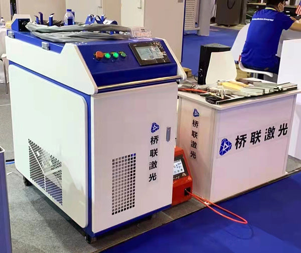 آلة التنظيف بالليزر QLC-1500w منخفضة الصيانة